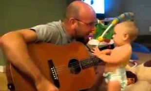 Ο μπαμπάς παίζει κιθάρα και το μωρό εκστασιάζεται! (βίντεο)