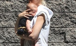 Αυτή η διάσημη μανούλα δεν αποχωρίζεται ποτέ το μωρό της! (φωτογραφίες)