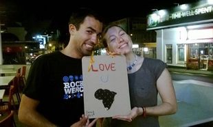 Νεαρό ζευγάρι Ελλήνων θέλει να αλλάξει τον κόσμο και «μεταδίδει» την ελπίδα (εικόνες και βίντεο)