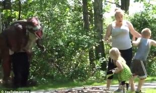 Περπατούσε στο πάρκο με τους γιους της και πετάχτηκε μπροστά της… ένας δεινόσαυρος! (βίντεο)