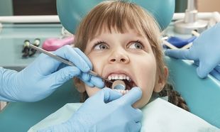 Πρώτη επίσκεψη στον οδοντίατρο με το παιδί μας: Πώς πρέπει να το προετοιμάσουμε;