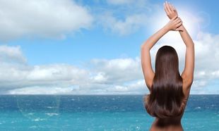 Ηλιος, θάλασσα, πισίνα και λούσιμο: οι «εχθροί» των μαλλιών μας. Χρήσιμες συμβουλές για υγιή μαλλιά το καλοκαίρι!
