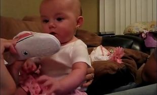 Τι γίνεται όταν ένας μπαμπάς τρομάζει το μωρό του; Δείτε το πιο ξεκαρδιστικό βίντεο του youtube!