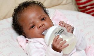 Αυτό το μωρό μας τρέλανε! Πίνει μόνο του το γάλα απ' το μπιμπερό από 3 ημέρων! (βίντεο)