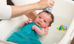 Πώς να κάνω μπάνιο στο νεογέννητο μωρό μου; (βίντεο)
