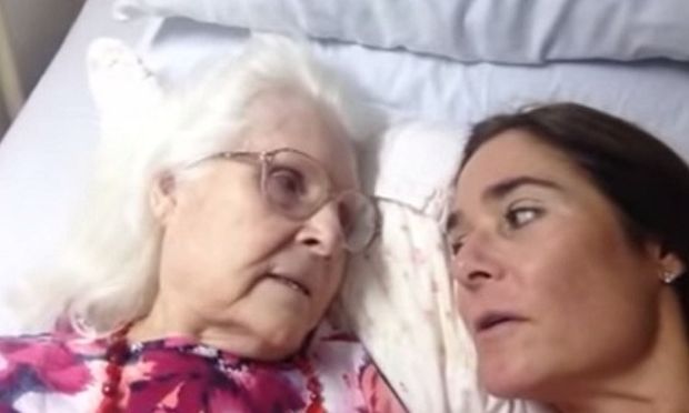 Πόσο συγκινητικό: Δείτε την στιγμή που μία μητέρα με Αλτσχάιμερ αναγνωρίζει την κόρη της (βίντεο)