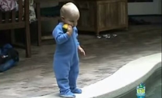Απίστευτο: Δείτε τι συμβαίνει όταν ένα μωρό πέσει σε μία πισίνα (βίντεο)