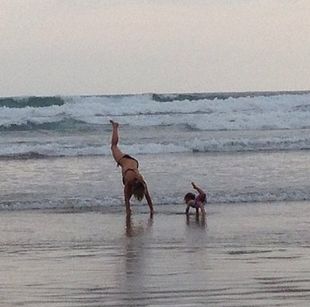 Η τρυφερή φωτό της ημέρας: Διάσημη μαμά και κόρη κάνουν yoga στην παραλία!
