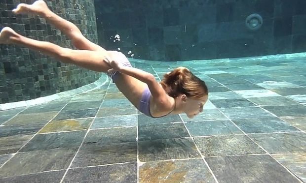 Απίστευτο! 4χρονη κολυμπάει σαν γοργονα, κάτω από το νερό με ανοιχτά τα μάτια (βίντεο)