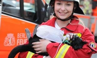 Μοναδικό: Πυροσβέστες έσωσαν νεογέννητο γατάκι με μάσκα οξυγόνου για παιδιά!