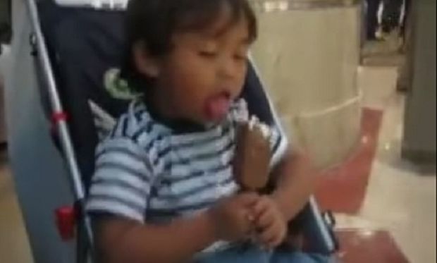 Ό,τι πιο αστείο έχετε δει! Παιδί ενώ κοιμάται τρώει παγωτό (βίντεο)