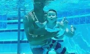 Απίστευτο! 7 μηνών μωράκι κολυμπάει κάτω από το νερό μαζί με τους γονείς του! (βίντεο)