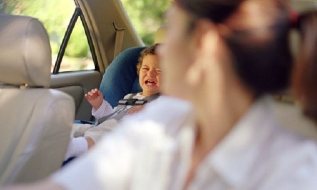 Όλες οι μαμάδες το κάνετε αυτό στο αυτοκίνητο, αλλά διακινδυνεύετε τις ζωές των παιδιών σας!