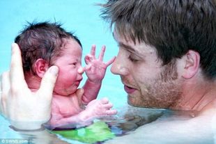 Έβαλε το νεογέννητο μωρό του μέσα σε... πισίνα!