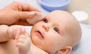 Εσείς καθαρίζετε σωστά τα αυτιά, τα μάτια και τη μύτη του μωρού σας;