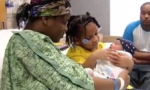 Απίστευτη ιστορία: Τετράχρονο κοριτσάκι έσωσε τη ζωή της εγκύου μαμάς της! (εικόνες)