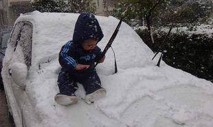 Γιος γνωστής Ελληνίδας δημοσιογράφου παίζει με το χιόνι πάνω στο αμάξι! (εικόνα)
