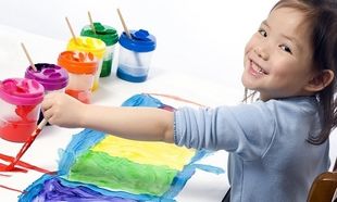 «Τα παιδιά ζωγραφίζουν στους τοίχους...»: Ένα κόλπο για να ικανοποιήσετε τις καλλιτεχνικές ανησυχίες του παιδιού σας χωρίς να γίνει το σπίτι χάλια!