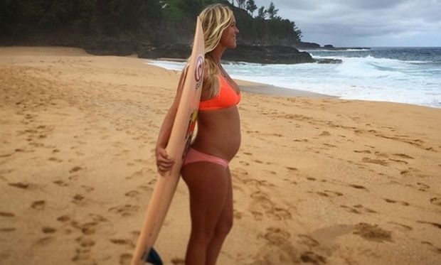 Είναι 6 μηνών έγκυος, έχει μόνο ένα χέρι και παρ' όλα αυτά δαμάζει ακόμη τα κύματα!(εικόνες)
