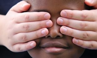 Ένα πεντάχρονο αγοράκι εξομολογείται: «Εγώ δε θα γίνω ποτέ ρατσιστής! Θα τους αγαπάω όλους!»