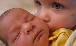 Μοναδικές φωτογραφίες παιδιών που συναντούν για πρώτη φορά το νεογέννητο αδελφάκι τους (pics)
