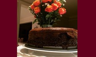 Αυτό το σοκολατένιο κέικ δεν θα πιστεύετε ποια πασίγνωστη μαμά το έφτιαξε! (εικόνα)