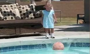 Αυτό το κοριτσάκι ρίχνει την μπάλα του στην πισίνα, αυτό που ακολουθεί απλά σοκαριστικό! (βίντεο)