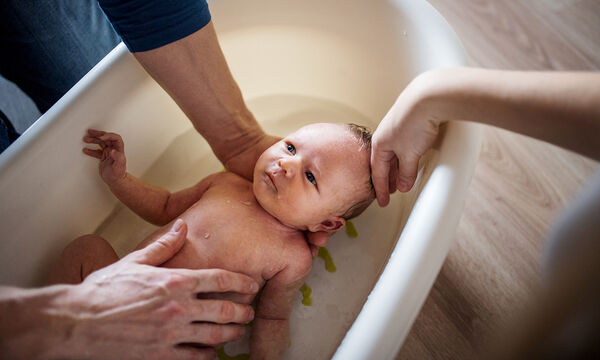 «Ώρα για μπανάκι;» 5 tips για να κάνετε το μπάνιο του μωρού σας απόλαυση (vids)