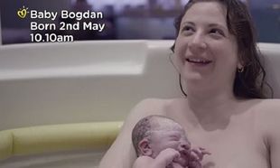 Μια νέα μαμά κρατά το νεογέννητο μωρό κοντά της. Όλα τα υπόλοιπα που θα δείτε θα σας συγκινήσουν! (βίντεο)
