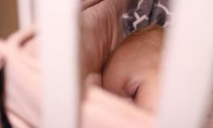 Αυτή είναι η πραγματική αντίδραση μιας μαμάς που καταφέρνει επιτέλους να κοιμίσει το μωρό της! (βίντεο)