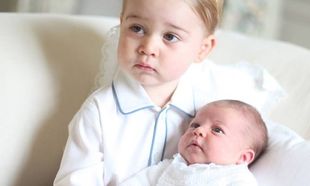 O πρίγκιπας Τζορτζ και η μόλις λίγων εβδομάδων Σάρλοτ φωτογραφίζονται μαζί για πρώτη φορά! Δεν είναι αξιολάτρευτοι; (εικόνες)