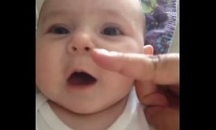 Δείτε τι συμβαίνει όταν ένας μπαμπάς βάζει το δάχτυλό του στο στόμα του μωρού! (βίντεο)