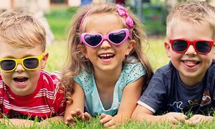 Πολύτιμες συμβουλές: Τι πρέπει να κάνετε για να προστατεύσετε τα μάτια των παιδιών από τον ήλιο