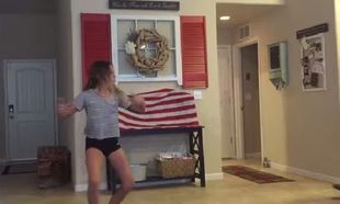 Ο μπαμπάς της μπαίνει ξαφνικά τη στιγμή που βιντεοσκοπεί τον εαυτό της να χορεύει. Δείτε την αντίδρασή του! (βίντεο)