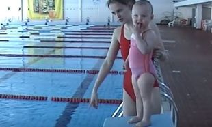 Aπίστευτο! Είναι μόλις 21 μηνών και κολυμπάει σαν δελφίνι! (βίντεο)