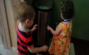 Ξεκαρδιστικό: Δείτε πώς αντιδρά ο μικρός όταν αγκαλιάζει για πρώτη φορά κοριτσάκι! (βίντεο)