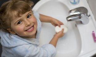 Γιατί τα παιδιά πρέπει να μάθουν να πλένουν σωστά τα χέρια τους