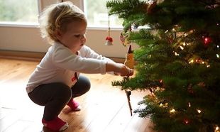 Είστε έτοιμες να στολίσετε το χριστουγεννιάτικο δέντρο; Προσοχή με τα παιδιά