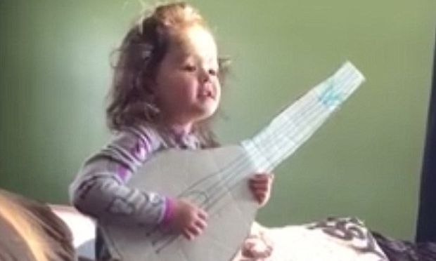 Απολαυστικό: Δείτε την 6χρονη να τραγουδά με την χάρτινη κιθάρα της (βίντεο)