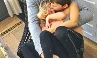Η αγκαλιά του χωρά και τα δυο παιδιά του, με τη διάσημη μαμά να σχολιάζει: «Πολλή αγάπη»