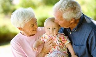 Οι παππούδες και οι γιαγιάδες θέλουν να πληρώνονται για τη φροντίδα των εγγονιών τους!