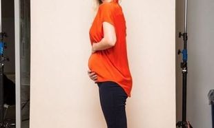 Στον 8ο μήνα της εγκυμοσύνης της δείχνει ενθουσιασμένη που επιτέλους η κοιλίτσα της μεγάλωσε!