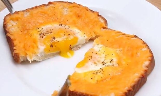 Φαγάκι για τα παιδιά σας: Ψωμί του τοστ με αυγό και τυρί στο φούρνο! (βίντεο)