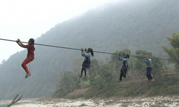 Δείτε τι πρέπει να διασχίσουν τα παιδιά από το Νεπάλ για να πάνε σχολείο (φωτό)