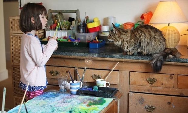 Αυτό το 6χρονο κοριτσάκι με αυτισμό ζωγραφίζει συναρπαστικούς πίνακες. Έχει αποκτήσει έναν και η Angelina Jolie