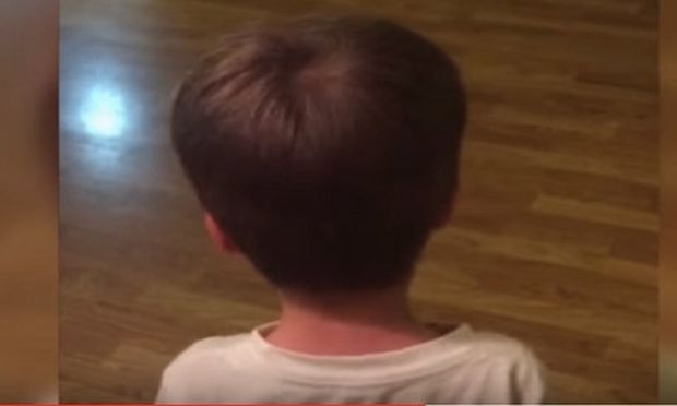 Αγοράκι βρήκε το ξυραφάκι του μπαμπά του και δείτε τι έγινε...(βίντεο)