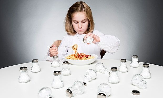 Σε ποιες τροφές «κρύβεται» το αλάτι και πώς θα το μειώσουμε στη διατροφή μας;