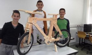 Το πρώτο πτυσσόμενο ξύλινο ποδήλατο στην Ελλάδα το έφτιαξαν μαθητές