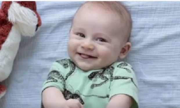 Υπέροχο:Μοναδικές στιγμές από τη ζωή ενός μωρού τον πρώτο χρόνο της ζωής του(βίντεο)