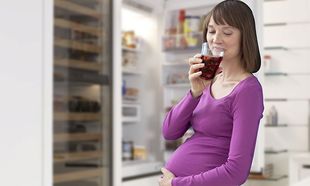 «Είμαι έγκυος, κάνει να πίνω αναψυκτικά; Μήπως το ανθρακικό προκαλεί κώφωση στο έμβρυο;»